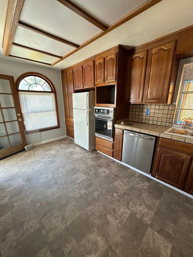 Building Photo - Single family 2 bedroom 1 bath, yard