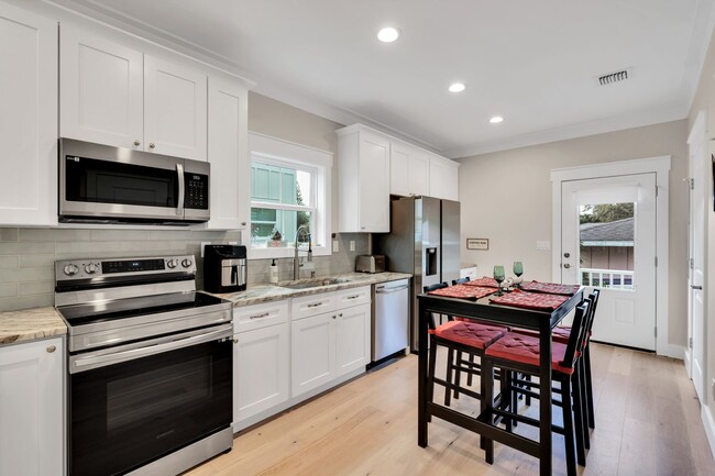 Building Photo - Charming Caribbean Cottage - Downtown Brad...