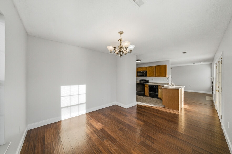 dining room to kitchen - 1453 Chessingham Dr