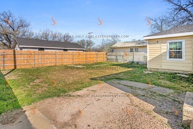 Building Photo - Beautifully Renovated 3-Bed, 1-Bath Home w...