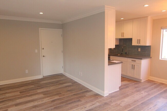 Building Photo - 1450 S Bundy Dr