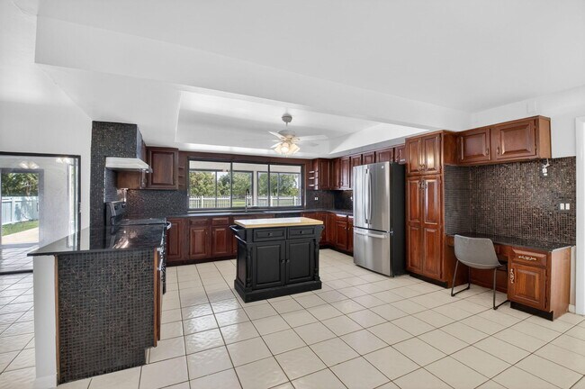 Building Photo - 10157 La Reina Rd