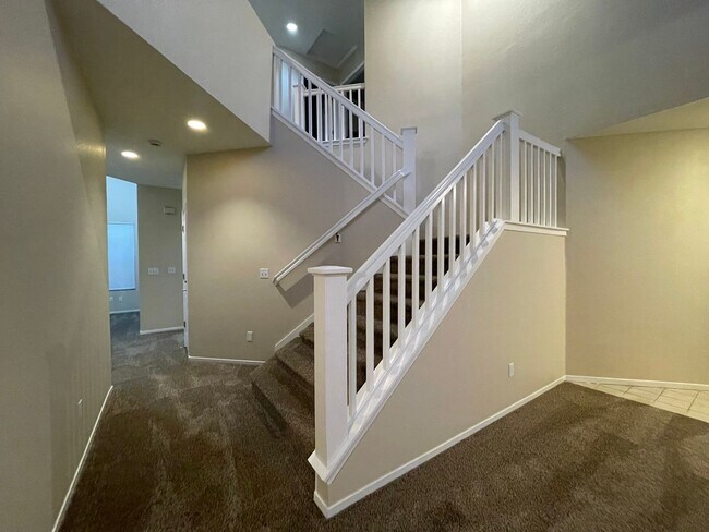 Building Photo - Wonderful Home Close to Shopping and Public Transportation.