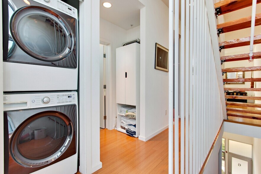 Washer/Dryer - 140 S Gramercy Pl
