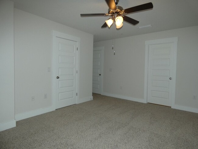Building Photo - Stunning Townhome - End Unit