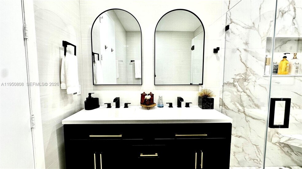 Building Photo - 814 NE 19th Ave