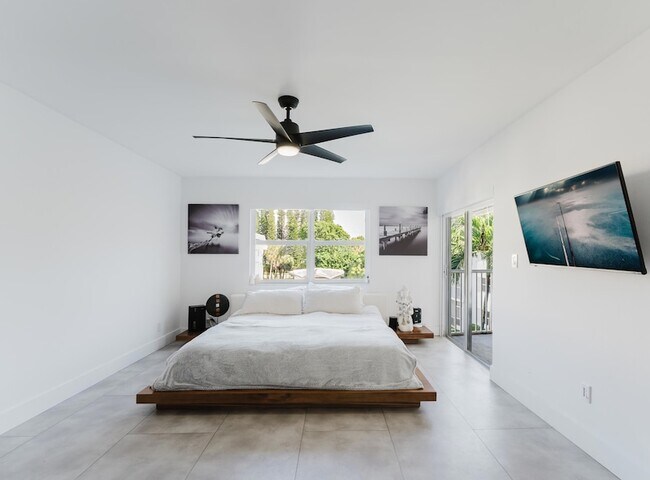 Building Photo - 800 E Camino Real