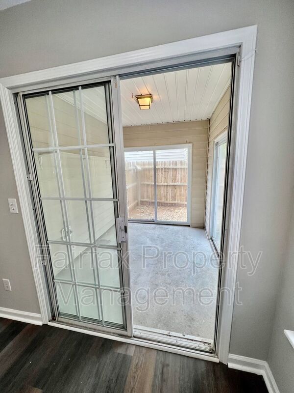 Building Photo - 201 Ridge Lake Dr