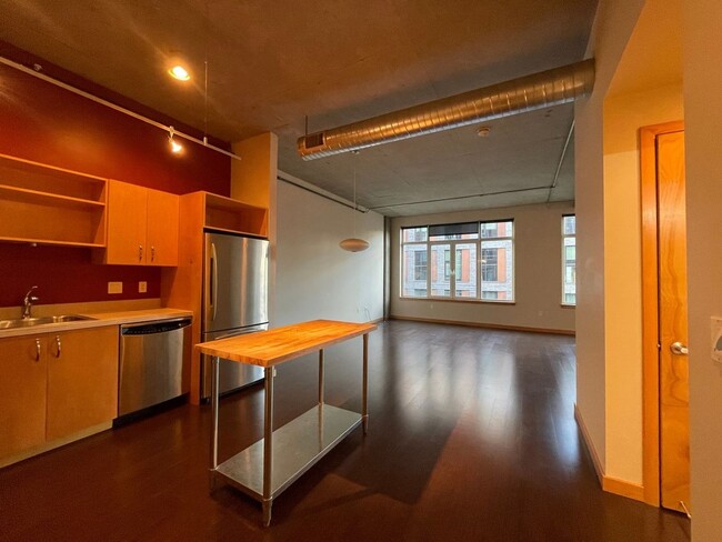 Building Photo - Loft Studio in The Pinnacle – Pearl Distri...