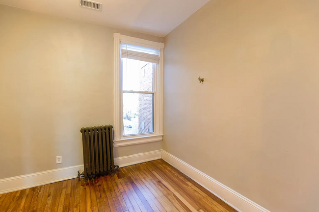 Building Photo - Fully Renovated 3 BR/1.5 BA Apartment in C...