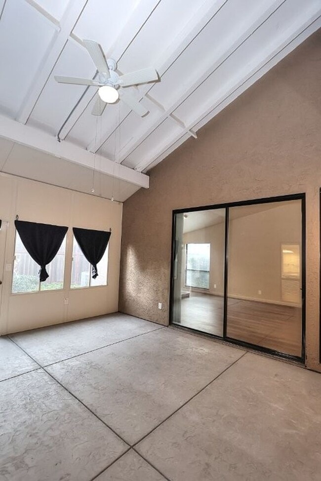 Building Photo - Beautiful corner halfplex available now for rent!