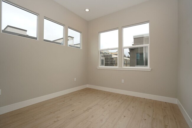 Building Photo - New Construction End Unit Luxury Townhome in Central Sunnyvale Location!