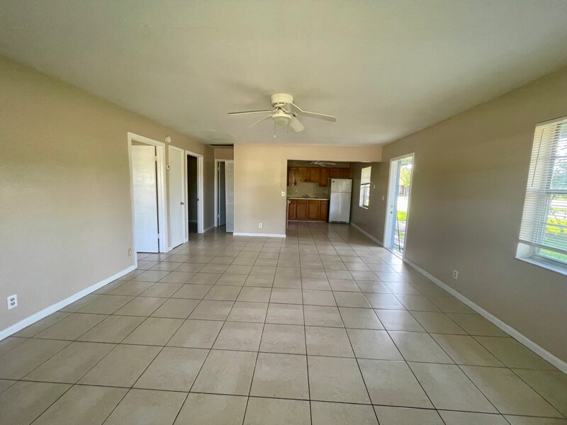 Building Photo - 1570 E Breezy Ln