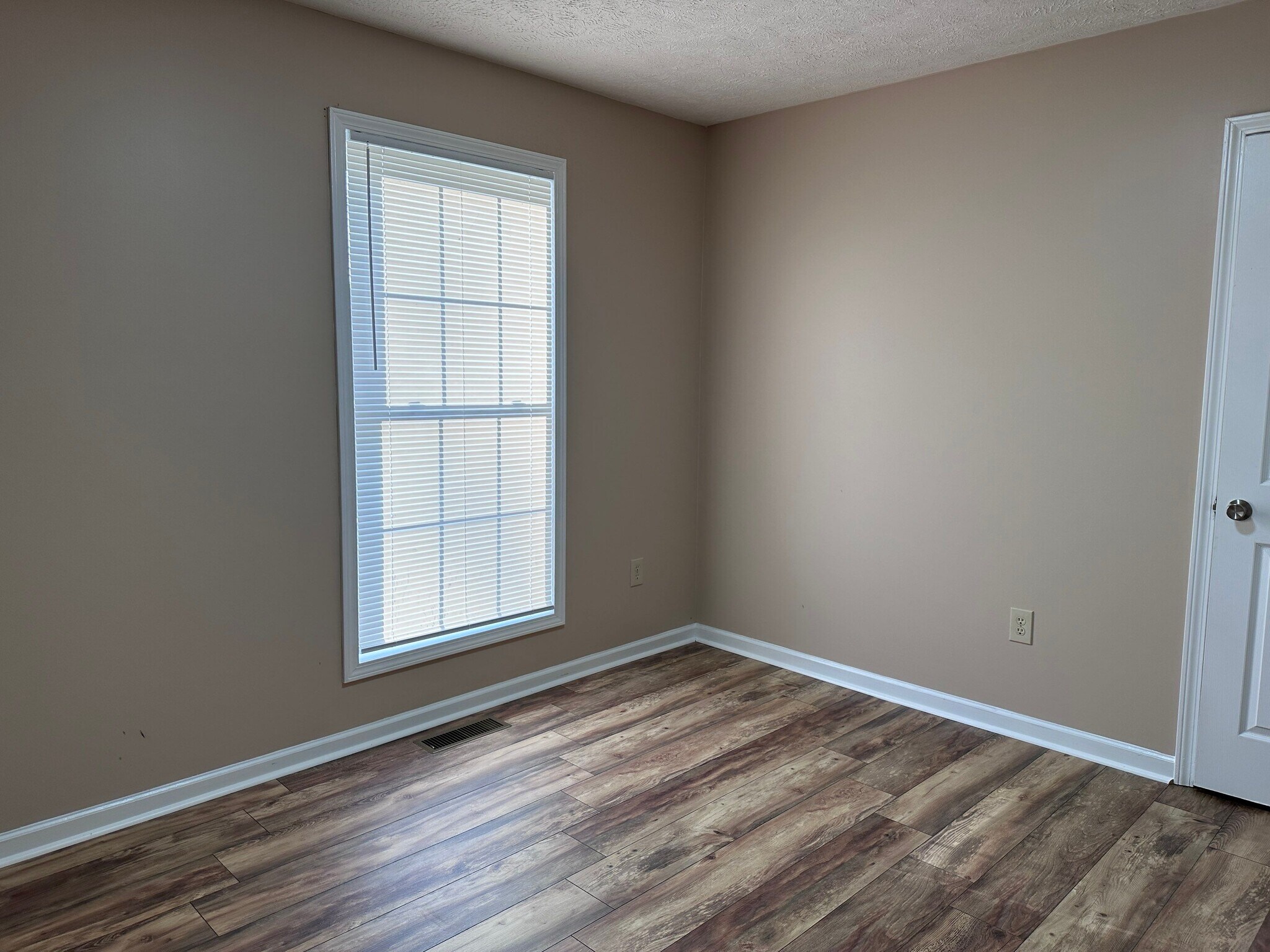 Building Photo - 69 Randi Dr