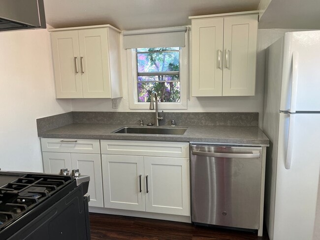 Building Photo - Charming Anaheim Cottage