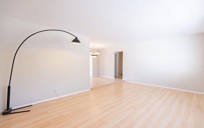 Building Photo - 2439 E Del Rio Dr