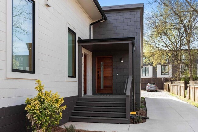 Building Photo - 955 Wylie St SE