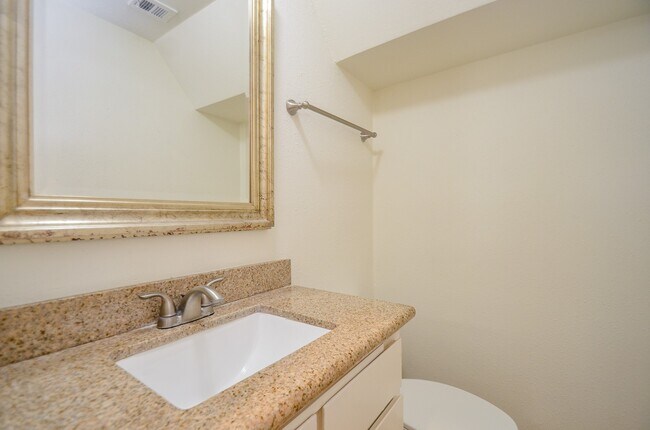 Building Photo - 2100 Tanglewilde St