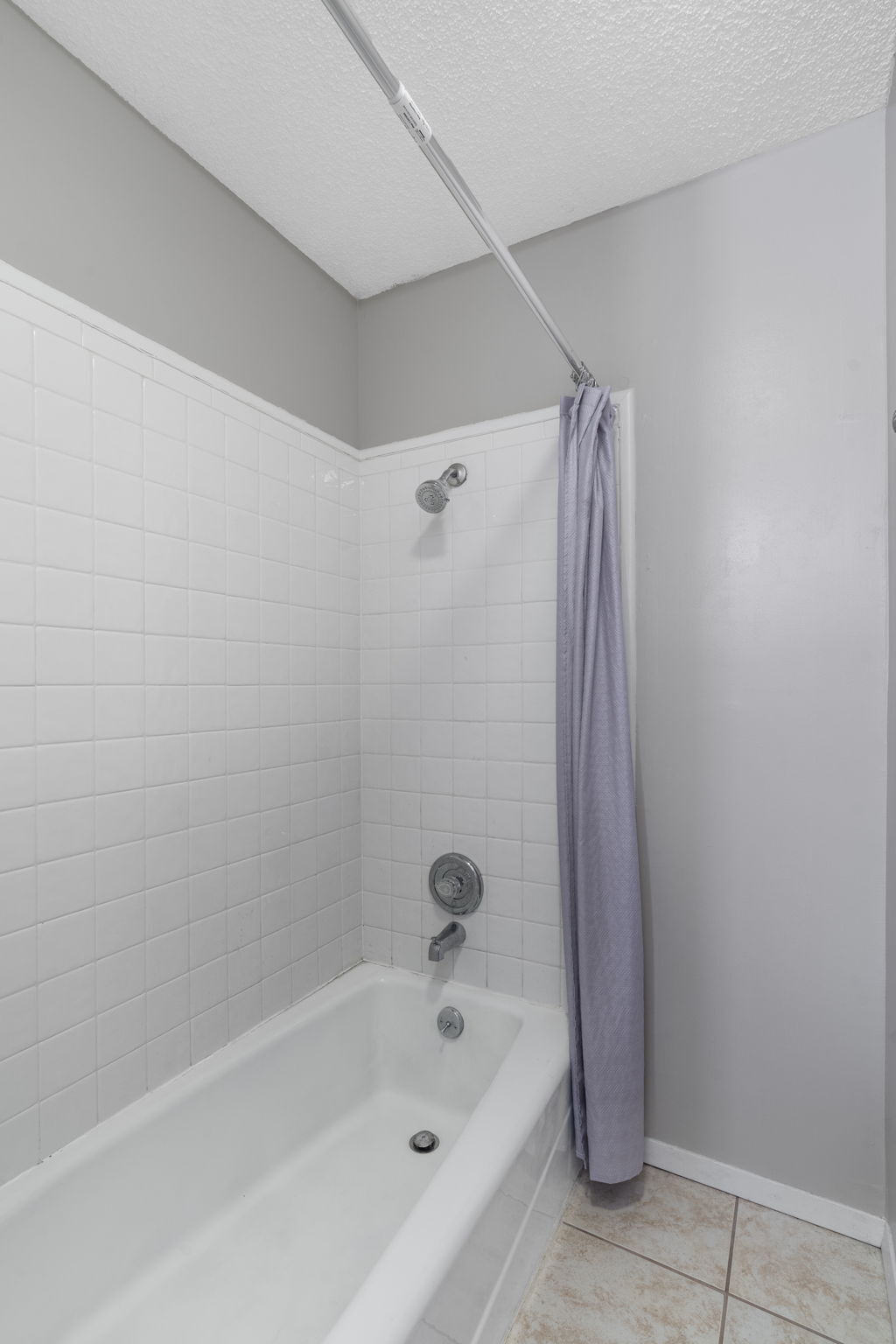 Upstairs Bathroom - 25 Nantucket Dr