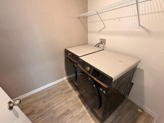 Building Photo - "Spacious 3-Bedroom Retreat in Winter Garden - 5520 Sq Ft of Comfort!"