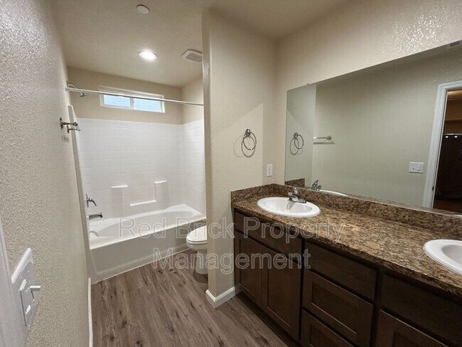 Building Photo - 3665 Venice Ave