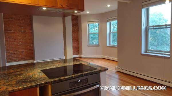 Building Photo - 390 Riverway