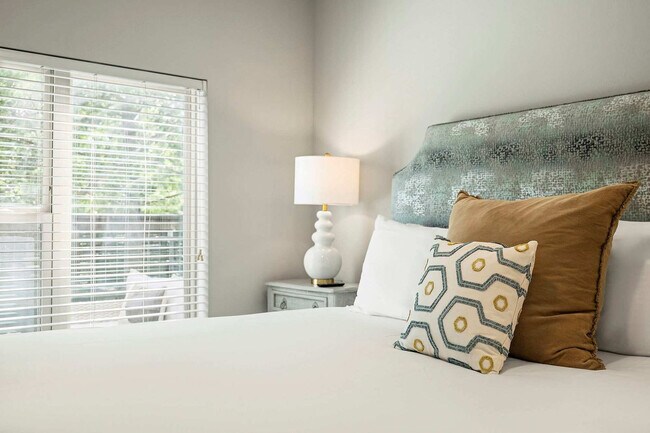 Building Photo - 2505 Thornton Rd