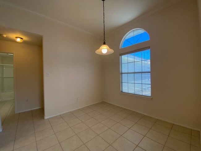 Building Photo - AFFORDABLE ISLAND LIVING!