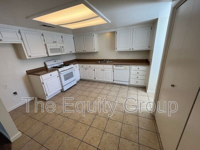 Building Photo - 4018 W Meadow Ave