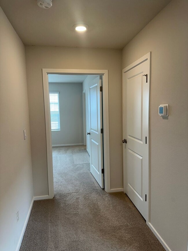 Building Photo - Newer 4 bedroom 2.5 bathroom house!