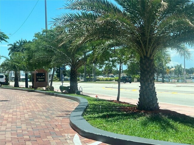 Building Photo - 5225 Collins Ave