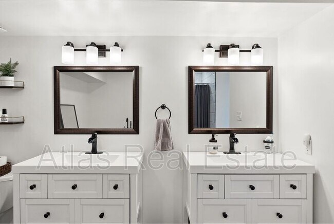 Building Photo - 12024 W Cross Dr