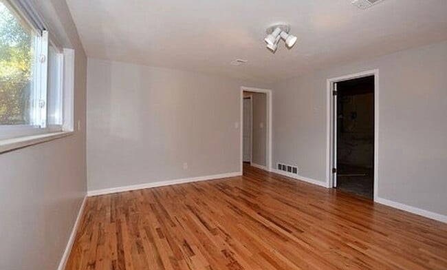 Building Photo - 325 N Roosevelt Ave