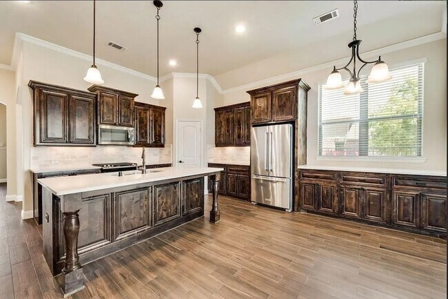 Building Photo - 2216 Grant Pk Wy