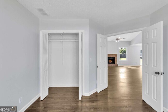 Building Photo - 250 Meadow View Dr