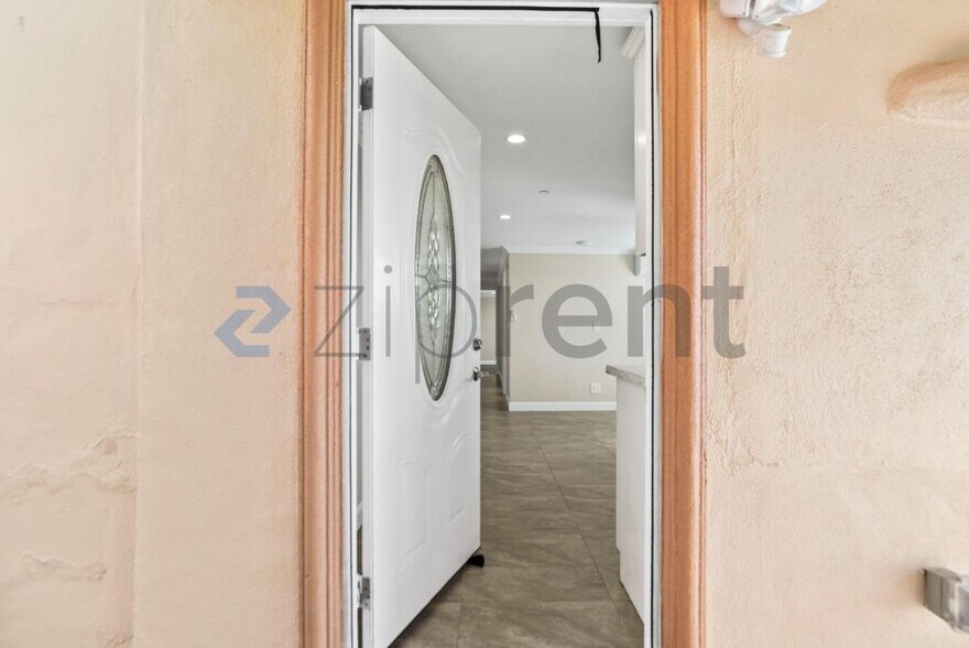 Building Photo - Unit A