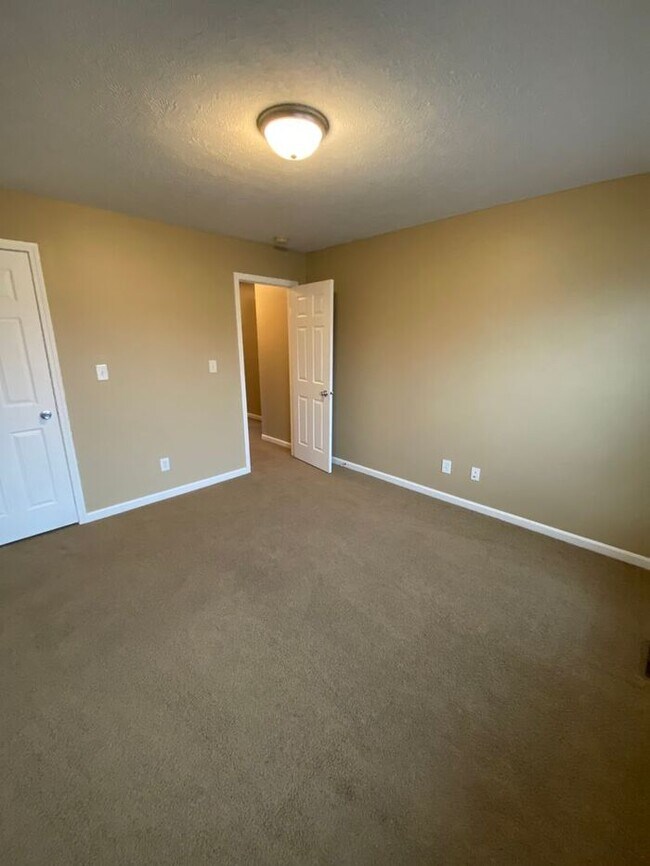 Building Photo - Open Concept 4 Bedroom Home & PETS WELCOME!!!