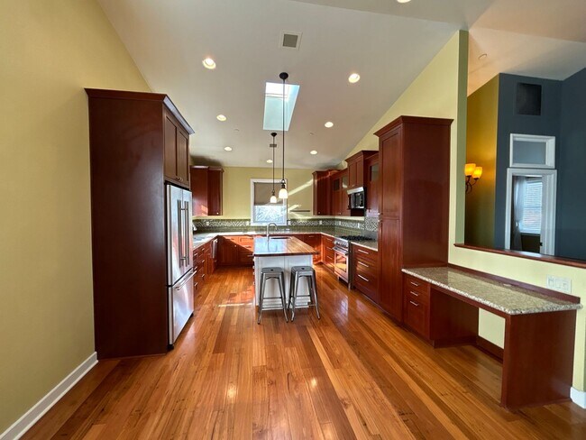Building Photo - 2 Bedroom / 1.5 Bath Executive Apartment i...