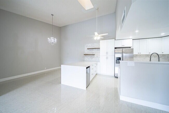 Building Photo - 13810 Oneida Dr