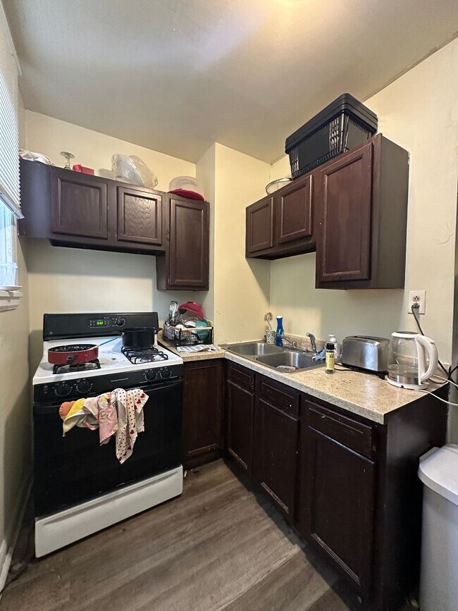 Building Photo - 5-6 Bedroom House in Clifton