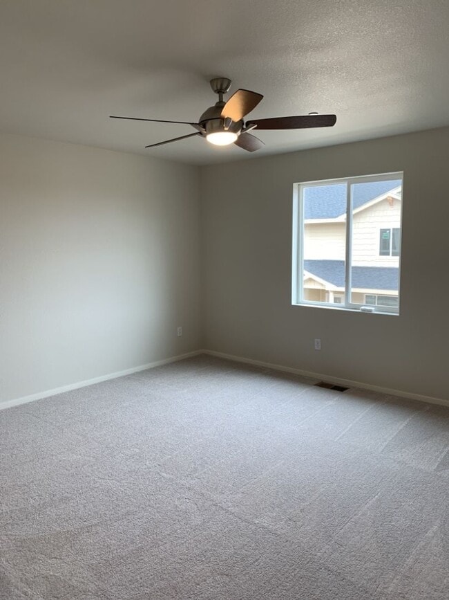 Building Photo - 3 Bed / 2.5 Bath Townhome with Attached Garage in NE Ft. Collins