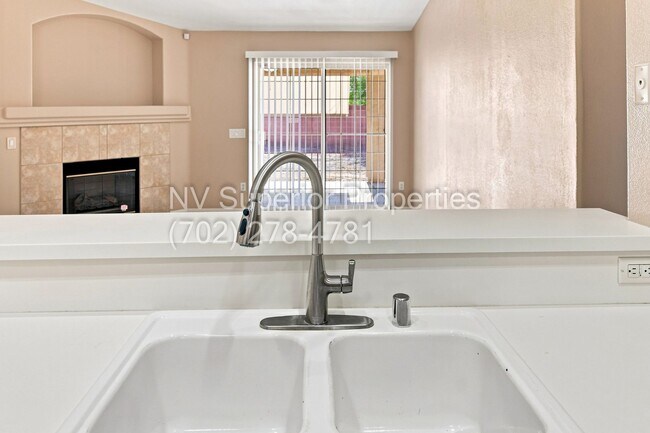 Building Photo - SE!! Stallion Mountain!! Gated!!! Single Story Home!! No Carpets!!! Covered patio!! Water Conditi...