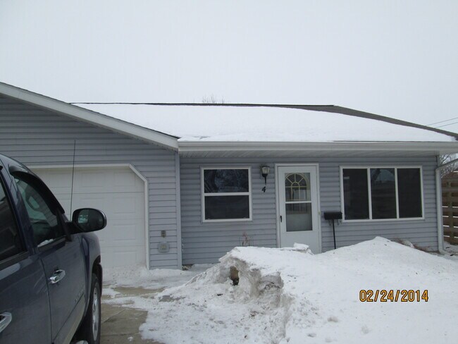 Building Photo - 820 McDermott Ave