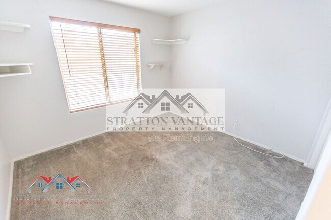 Building Photo - 2805 S Abbey Cir