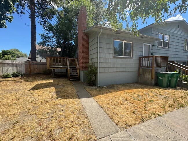 Building Photo - 2.5 Miles (6 minutes or less) to Oregon Tech and Sky Lakes Medical Center!  Perfect setup for Roo...