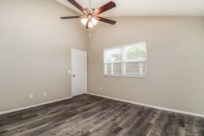 Building Photo - 520 Portland Cir
