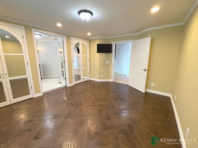 Building Photo - Large Five Bedroom, Three Bathroom with In...