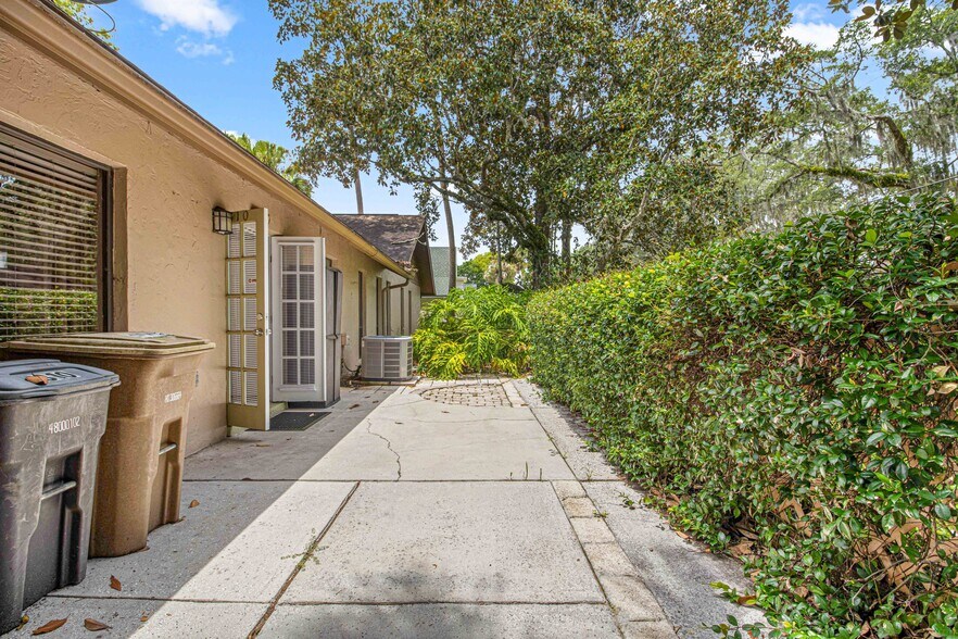 Building Photo - 810 SE 2nd St