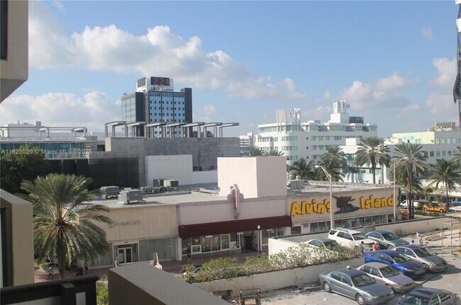 Primary Photo - 1621 Collins Ave