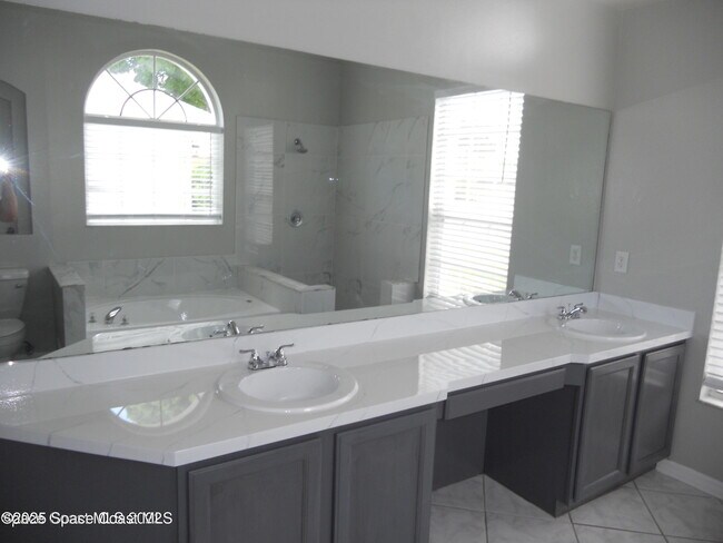Building Photo - 432 Lake Victoria Cir